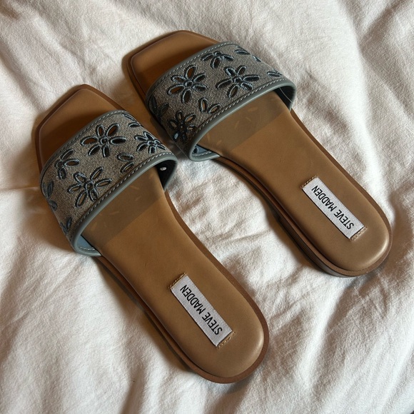 NWOT STEVE MADDEN NOLITTA EMBROIDERED EYELET SLIDE SANDAL IN DENIM SIZE 9 - Picture 4 of 4
